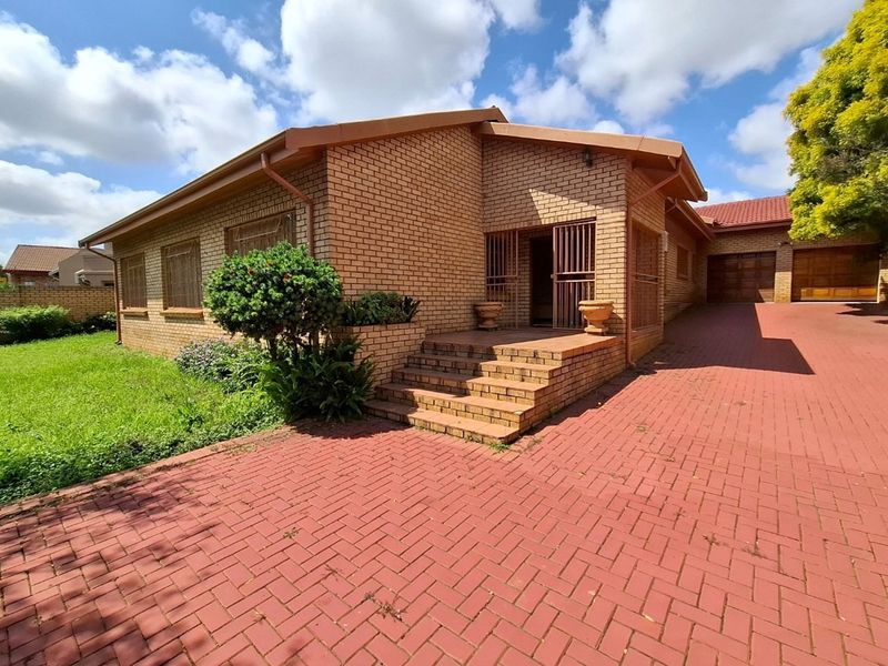 Spacious Family Home for Sale in Eastdene, well located. - Photo 2