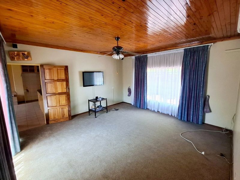 Spacious Family Home for Sale in Eastdene, well located. - Photo 7