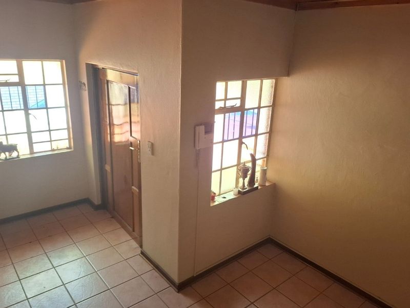 Spacious Family Home for Sale in Eastdene, well located. - Photo 4