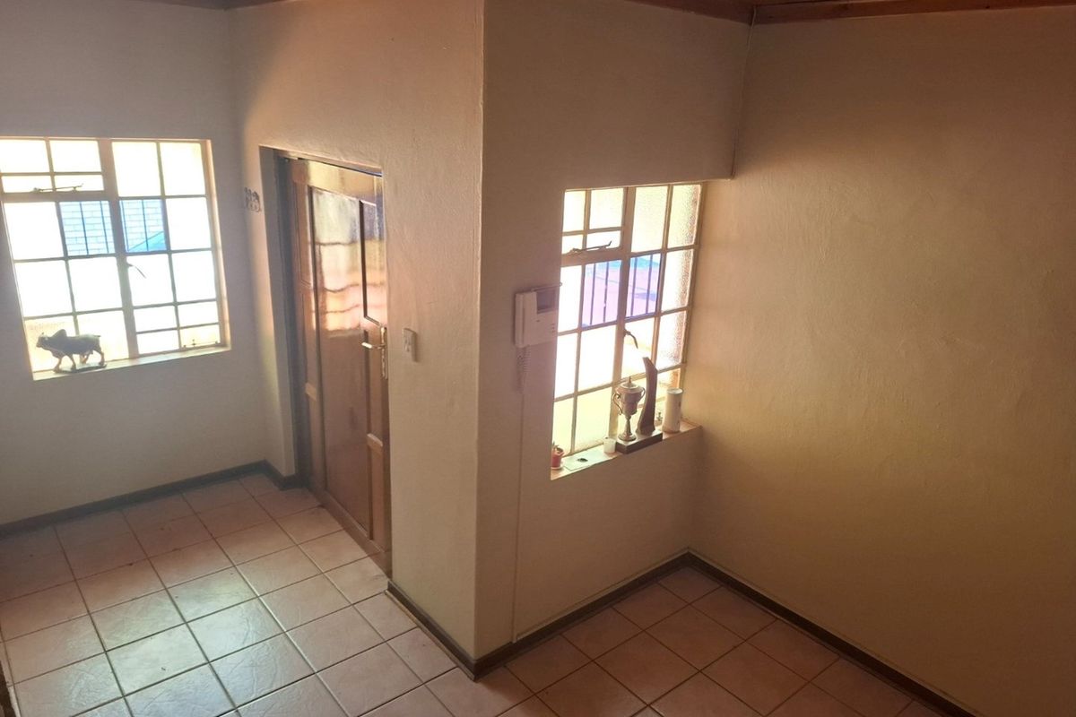 Spacious Family Home for Sale in Eastdene, well located. - Photo 4