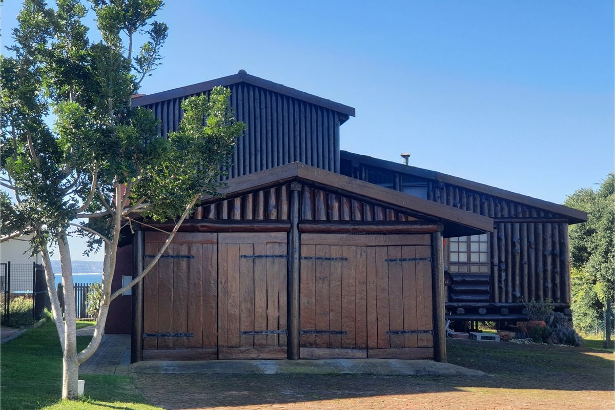 A Handcrafted Log Home Masterpiece in Boggomsbaai - Photo 2