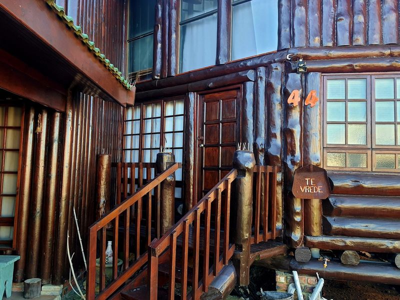 A Handcrafted Log Home Masterpiece in Boggomsbaai - Photo 4