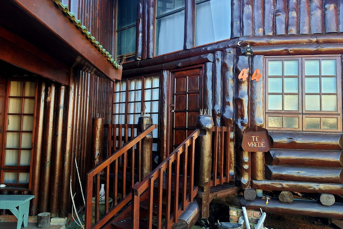 A Handcrafted Log Home Masterpiece in Boggomsbaai - Photo 4