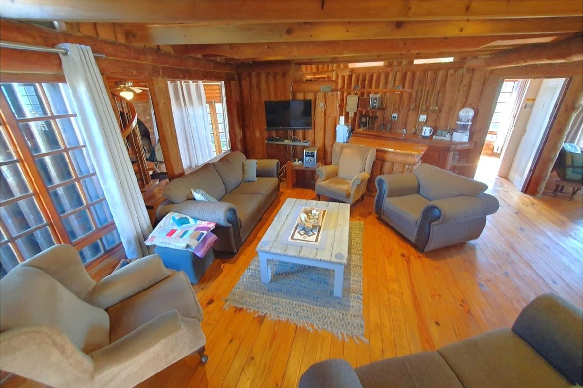 A Handcrafted Log Home Masterpiece in Boggomsbaai - Photo 5