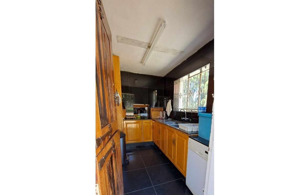 A fantastic and rear investment opportunity 8.65Ha with array of buildings. - Photo 4