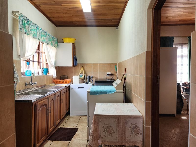 "Elegant 4-Bed Home in Arbor Park Awaits You" - Photo 10