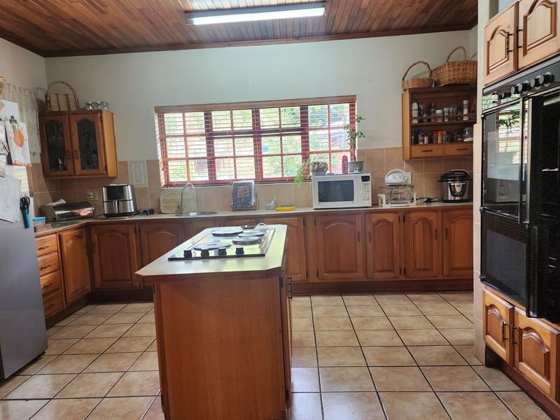 "Elegant 4-Bed Home in Arbor Park Awaits You" - Photo 7