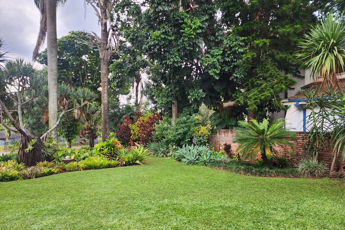 "Elegant 4-Bed Home in Arbor Park Awaits You" - Photo 2