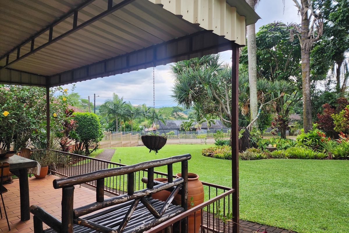 "Elegant 4-Bed Home in Arbor Park Awaits You" - Photo 4