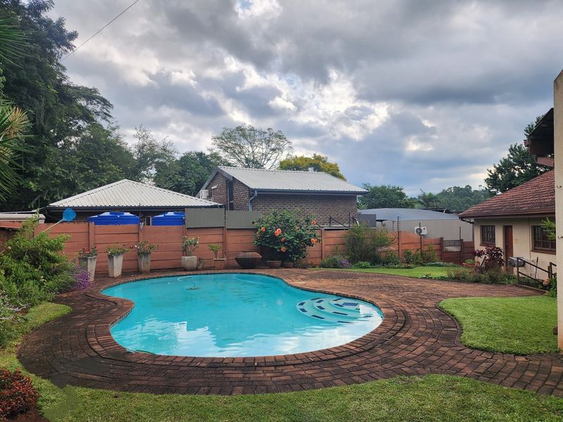"Elegant 4-Bed Home in Arbor Park Awaits You" - Photo 3