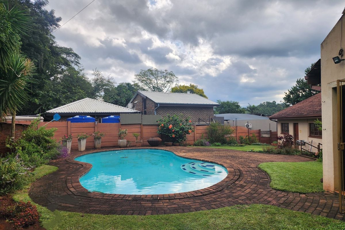 "Elegant 4-Bed Home in Arbor Park Awaits You" - Photo 3