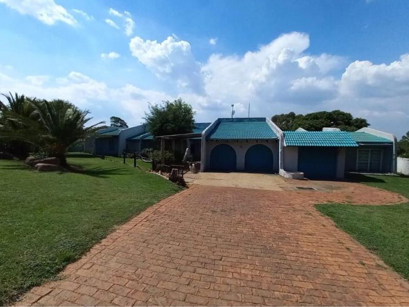 Massive and a bargain house in a big yard (4304sqm) - Photo 2