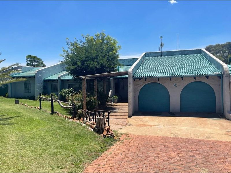 Massive and a bargain house in a big yard (4304sqm) - Photo 1