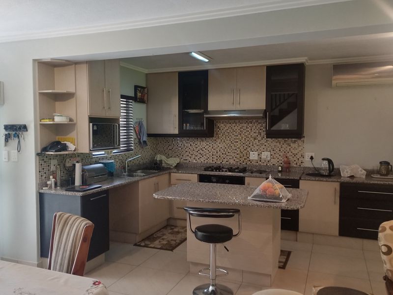 "Luxurious 3-Bed Townhouse in Manor Estates" - Photo 8