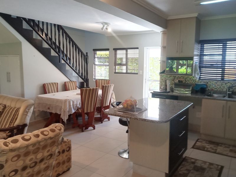 "Luxurious 3-Bed Townhouse in Manor Estates" - Photo 2