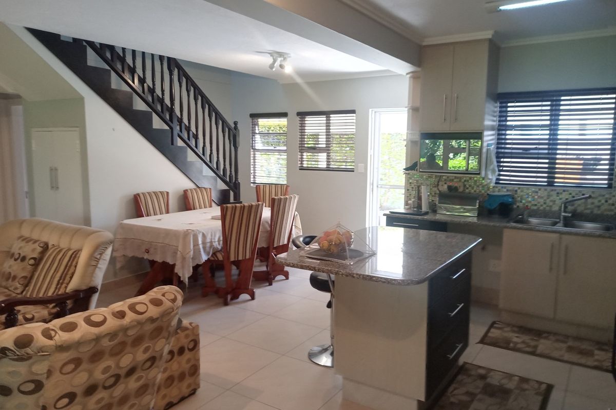 "Luxurious 3-Bed Townhouse in Manor Estates" - Photo 2