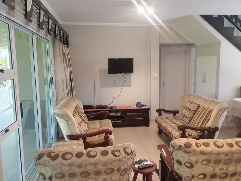 "Luxurious 3-Bed Townhouse in Manor Estates" - Photo 9