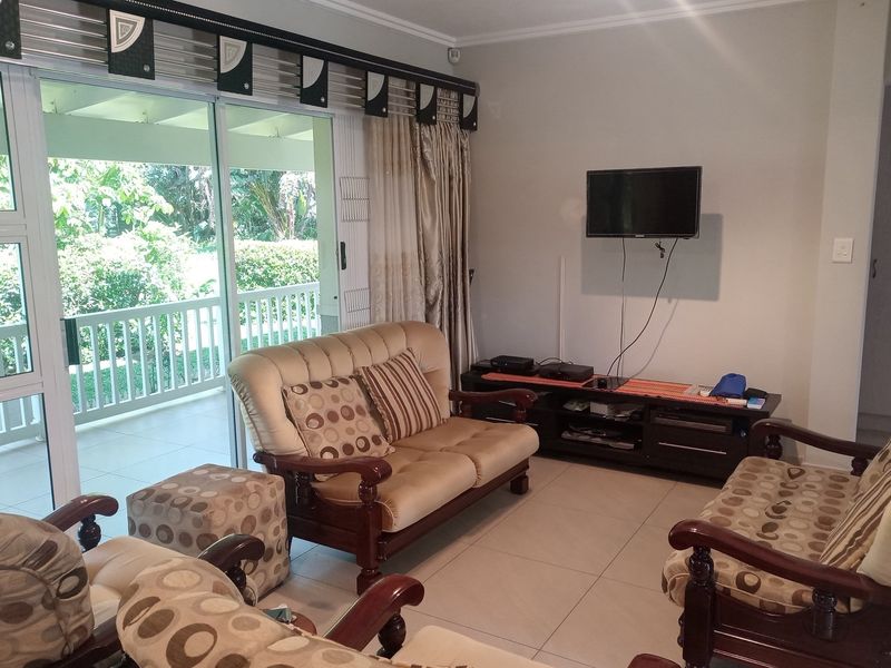 "Luxurious 3-Bed Townhouse in Manor Estates" - Photo 10