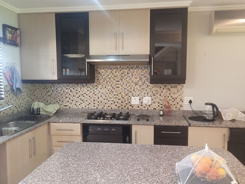 "Luxurious 3-Bed Townhouse in Manor Estates" - Photo 7