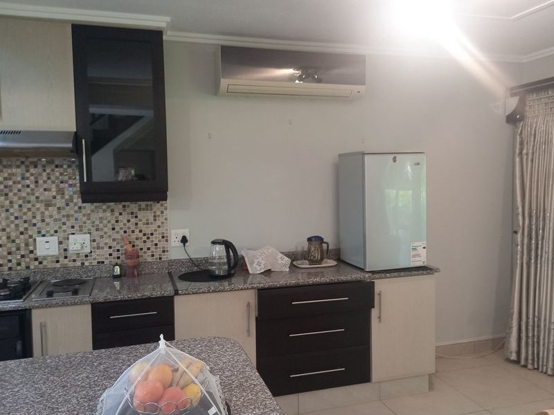 "Luxurious 3-Bed Townhouse in Manor Estates" - Photo 6