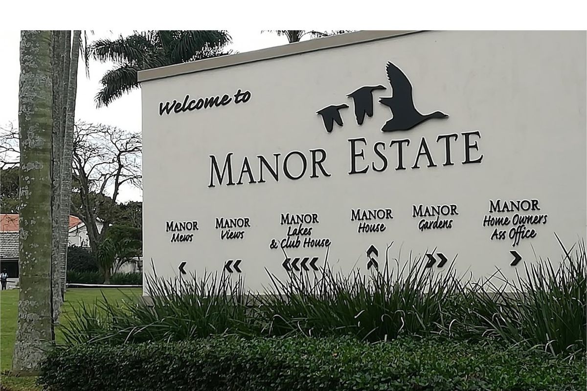 "Luxurious 3-Bed Townhouse in Manor Estates" - Photo 3