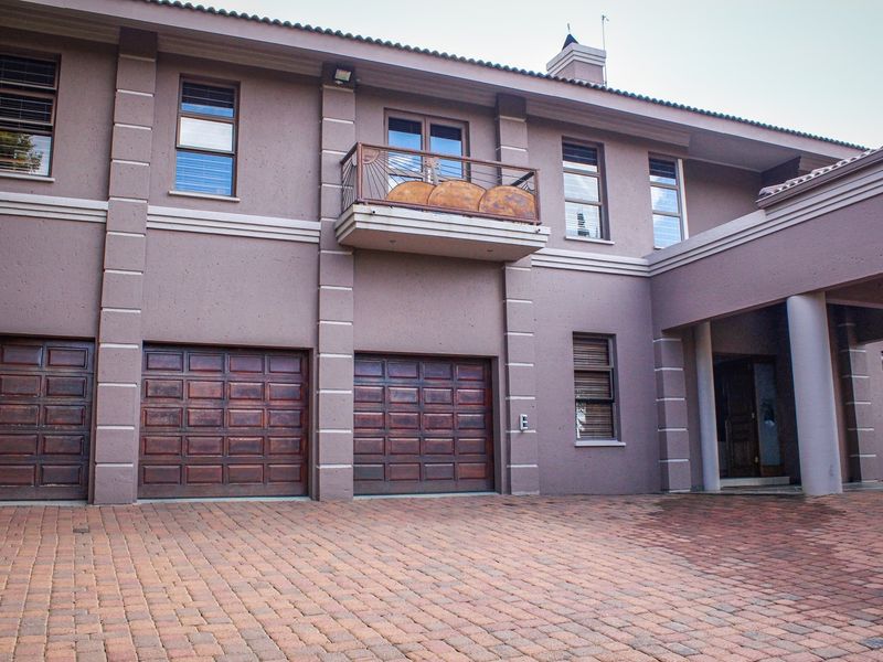 Designed to Impress: The Ultimate Aerorand Family and Entertainer’s Home - Photo 4