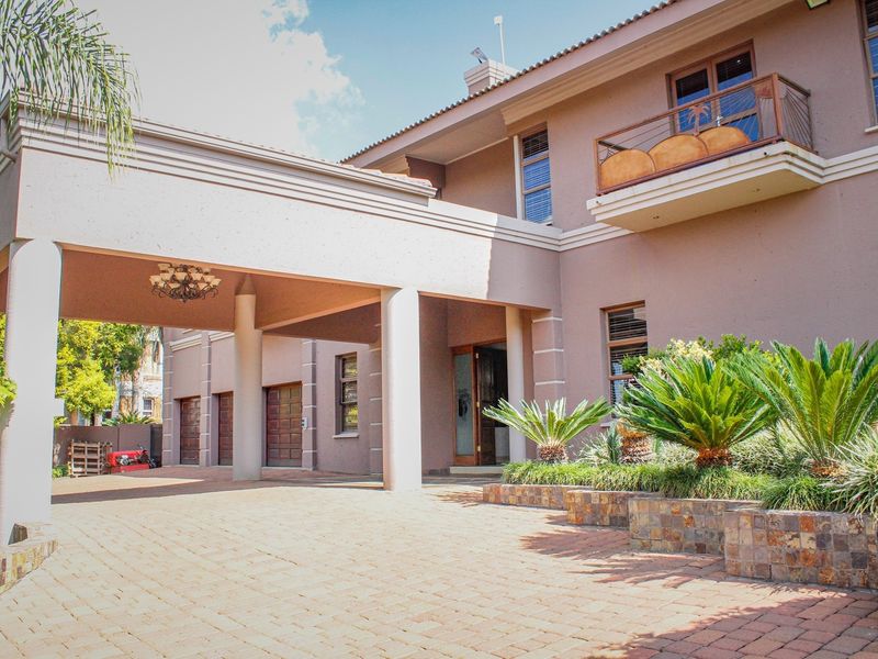 Designed to Impress: The Ultimate Aerorand Family and Entertainer’s Home - Photo 3