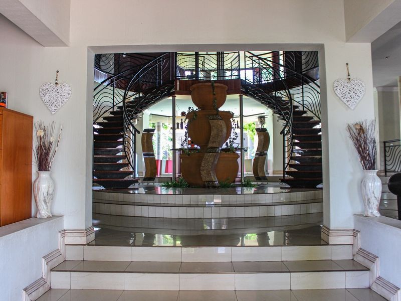 Designed to Impress: The Ultimate Aerorand Family and Entertainer’s Home - Photo 2