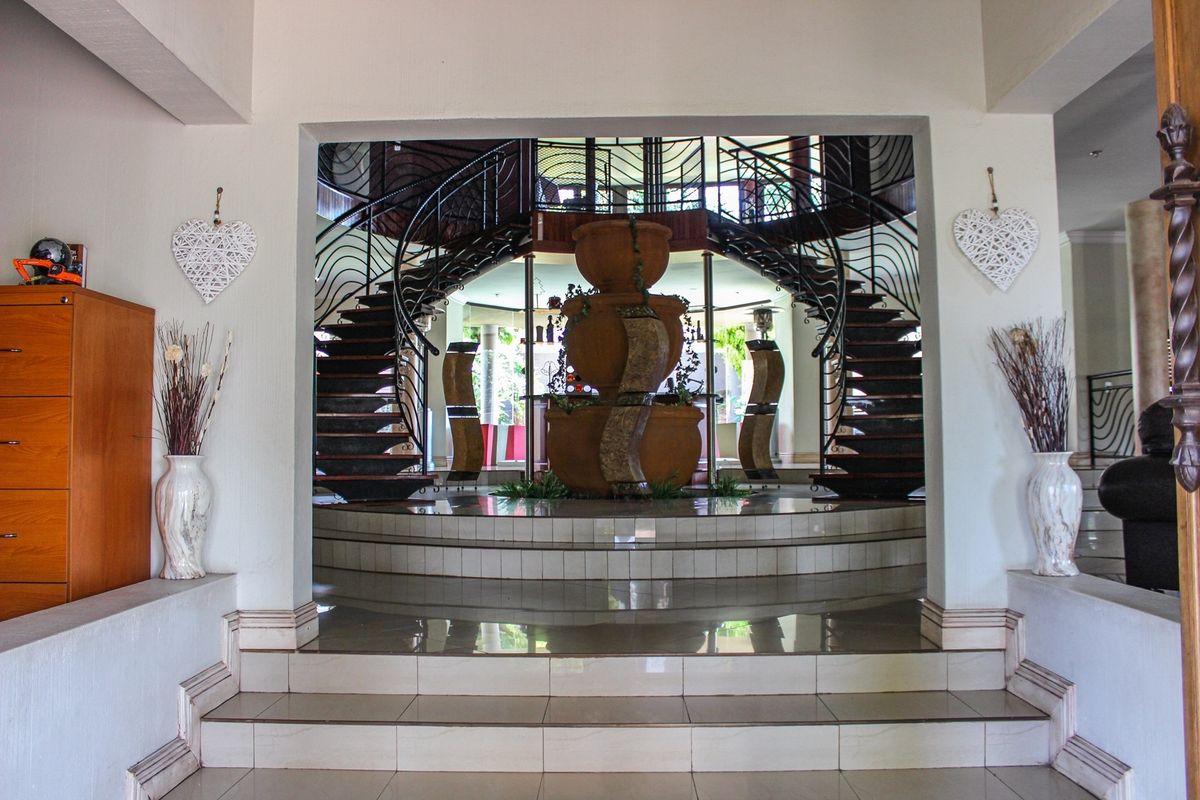 Designed to Impress: The Ultimate Aerorand Family and Entertainer’s Home - Photo 2
