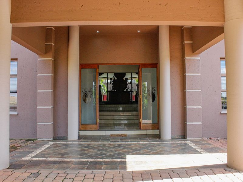 Designed to Impress: The Ultimate Aerorand Family and Entertainer’s Home - Photo 7