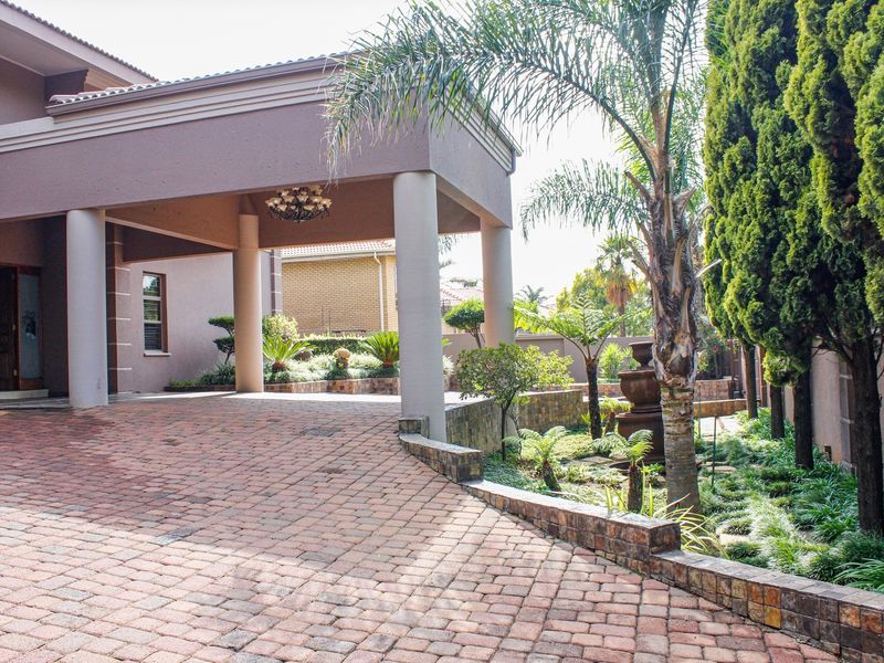 Designed to Impress: The Ultimate Aerorand Family and Entertainer’s Home - Photo 6