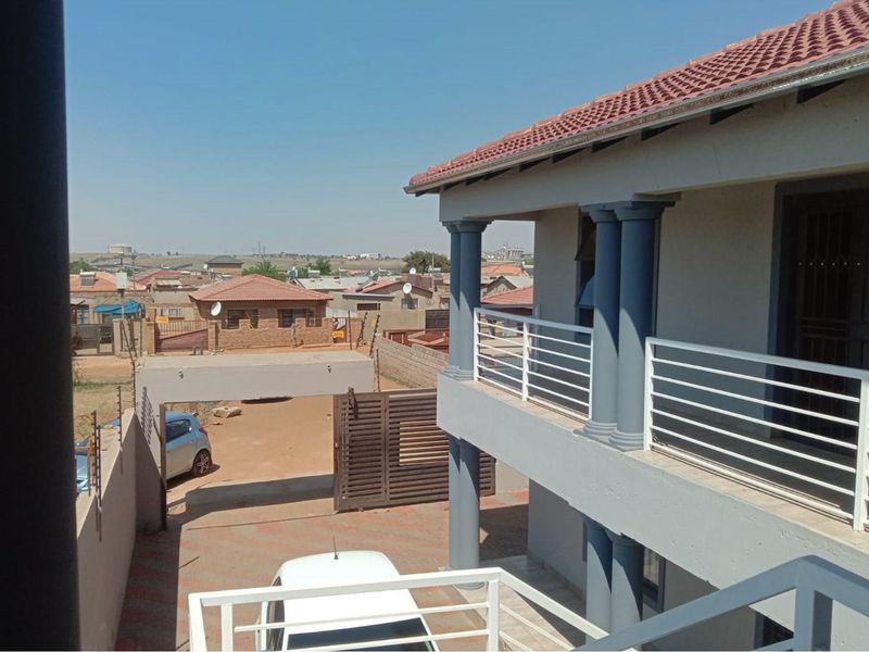 Investment Propety with 8 x Barchalor units, Looking for a Cash Buyer - Photo 8