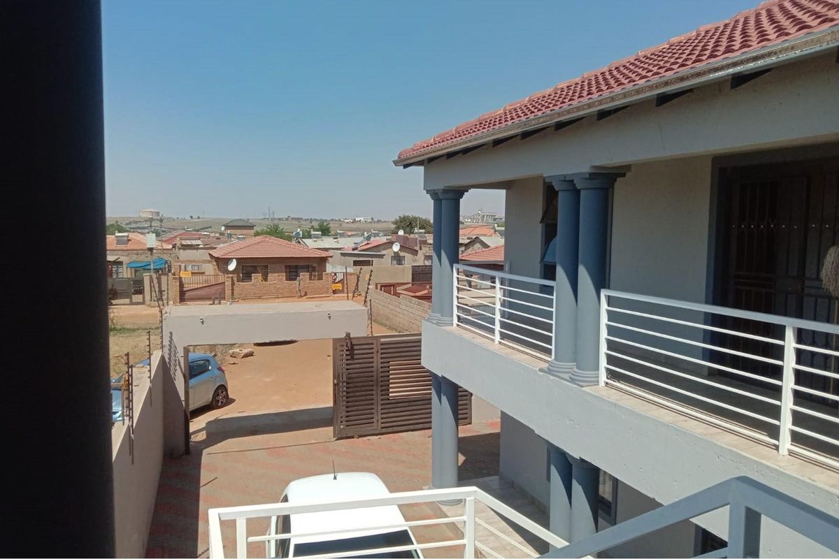 Investment Propety with 8 x Barchalor units, Looking for a Cash Buyer - Photo 3