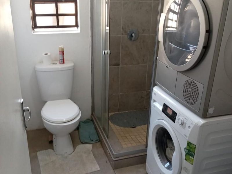 Luxury 3-Bed Home in Pimville - Photo 9