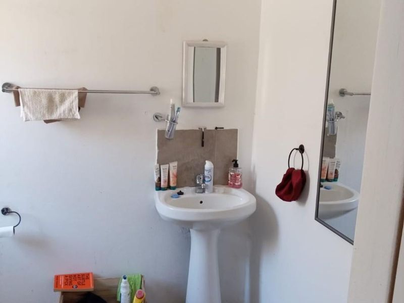 Luxury 3-Bed Home in Pimville - Photo 10