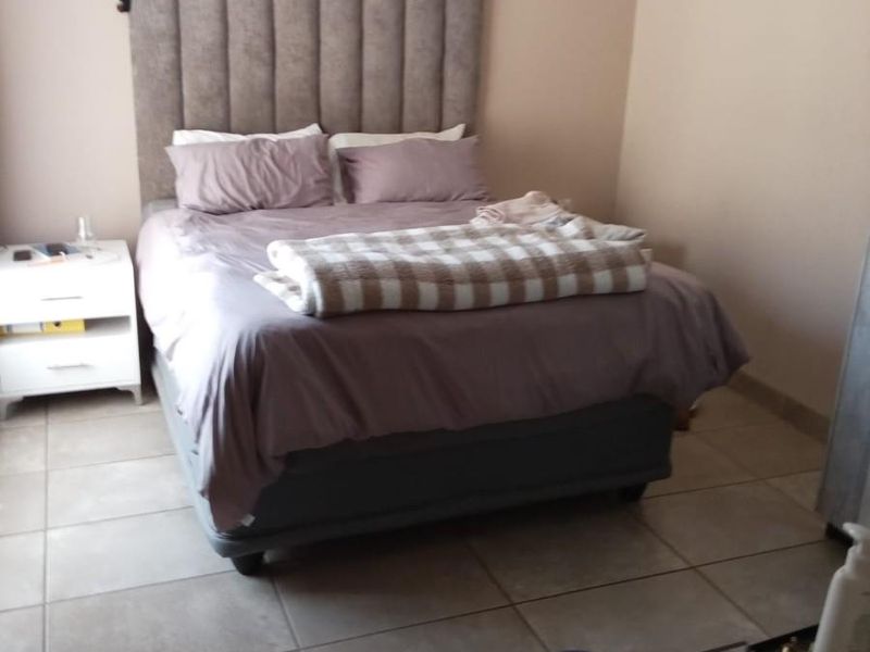 Luxury 3-Bed Home in Pimville - Photo 8