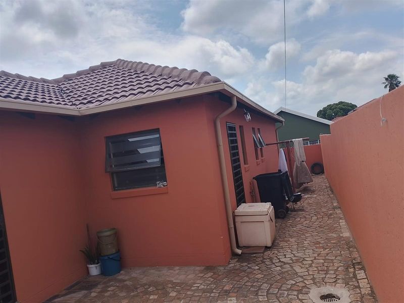 Luxury 3-Bed Home in Pimville - Photo 6