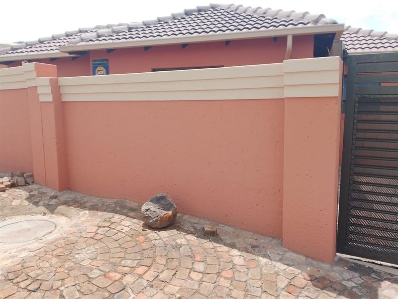 Luxury 3-Bed Home in Pimville - Photo 4