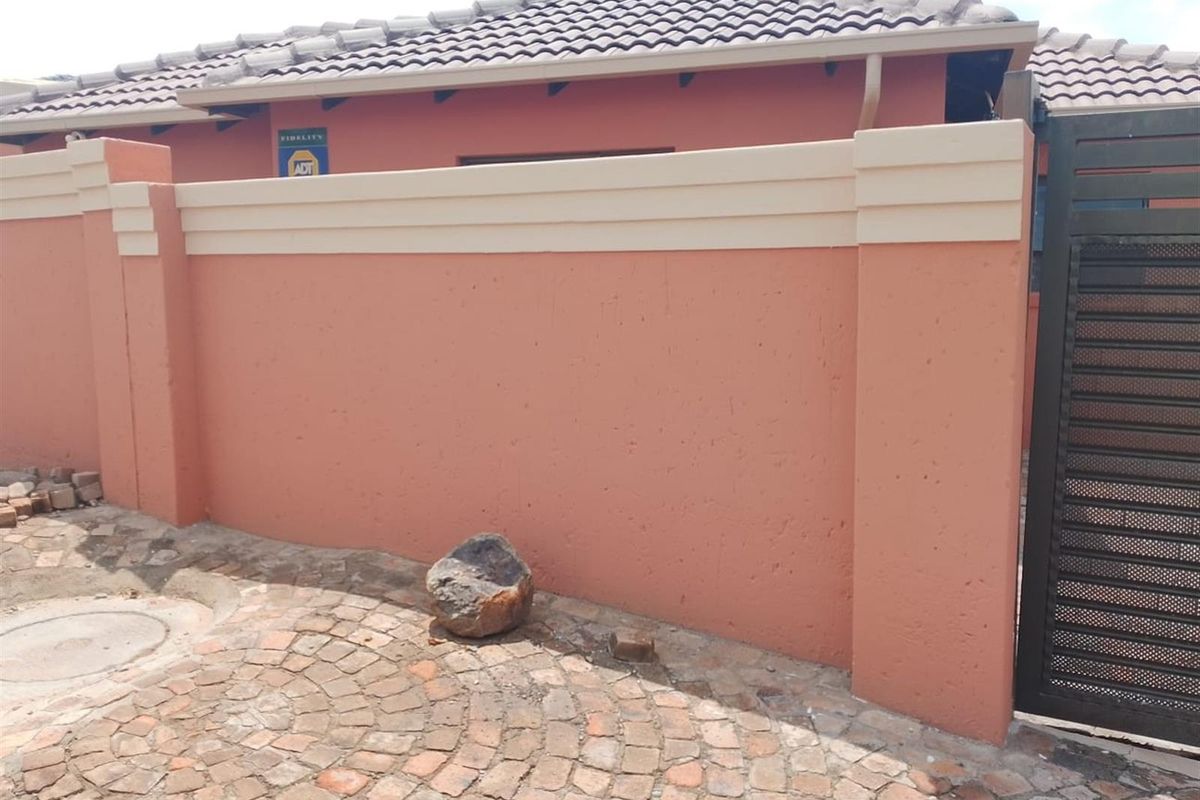 Luxury 3-Bed Home in Pimville - Photo 4