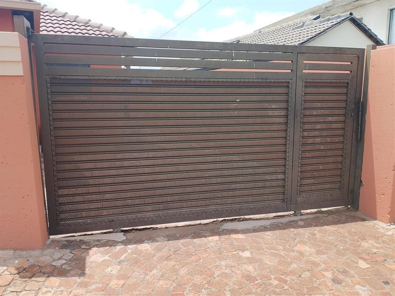 Luxury 3-Bed Home in Pimville - Photo 5