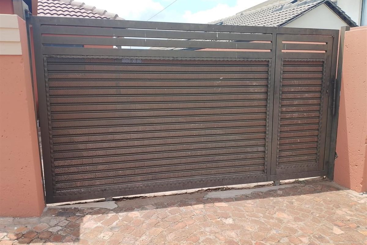 Luxury 3-Bed Home in Pimville - Photo 5