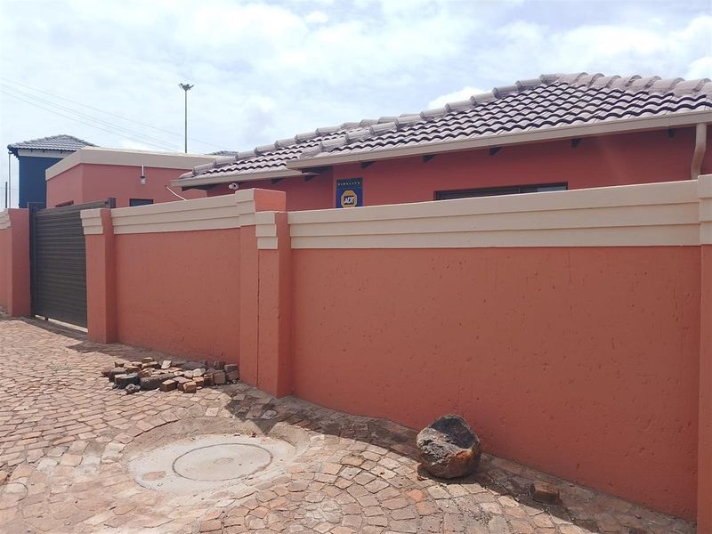 Luxury 3-Bed Home in Pimville - Photo 2