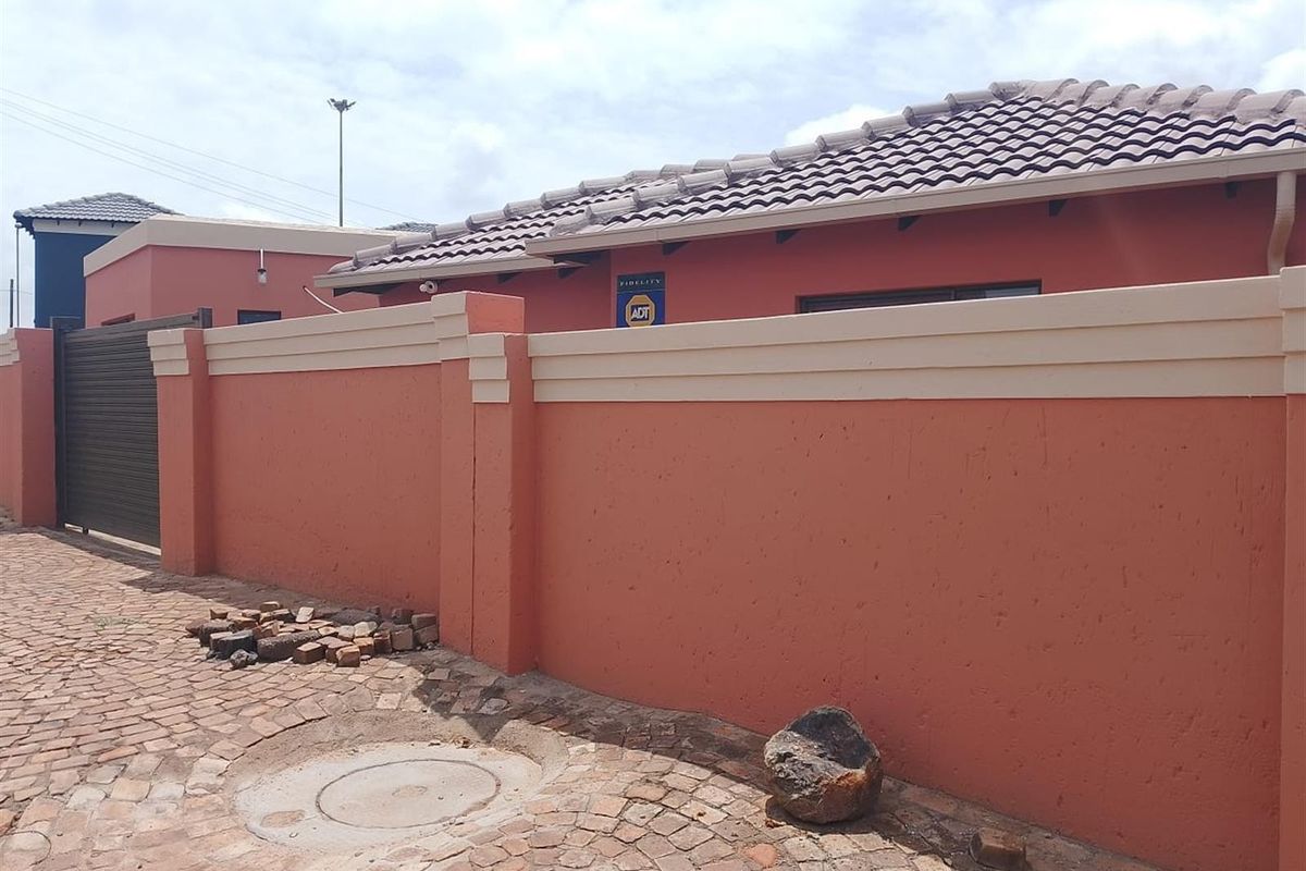 Luxury 3-Bed Home in Pimville - Photo 2