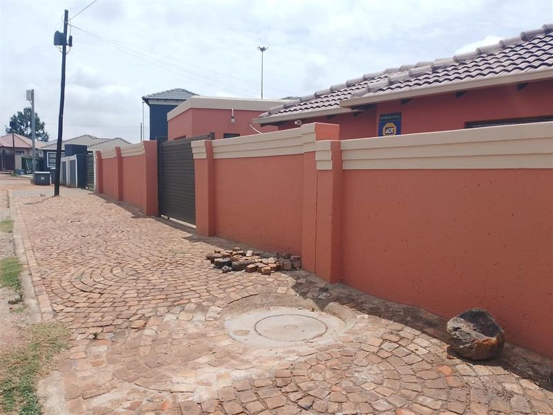 Luxury 3-Bed Home in Pimville - Photo 3