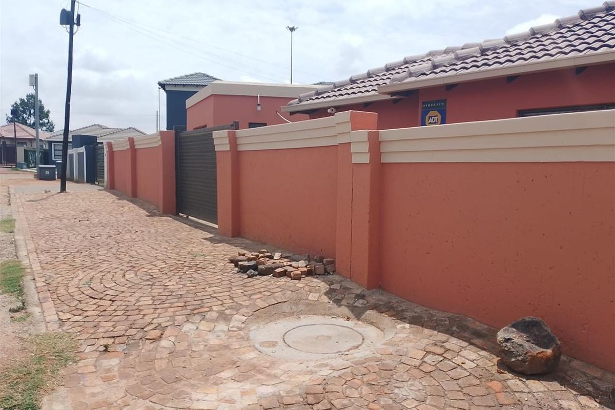 Luxury 3-Bed Home in Pimville - Photo 3