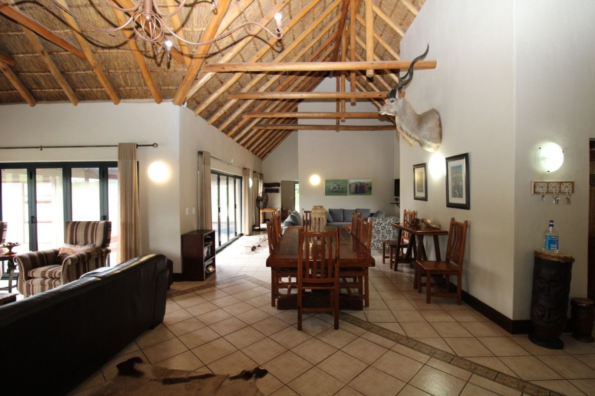 Exquisite Safari Retreat in Prestigious Wildlife Golf Estate - Photo 3