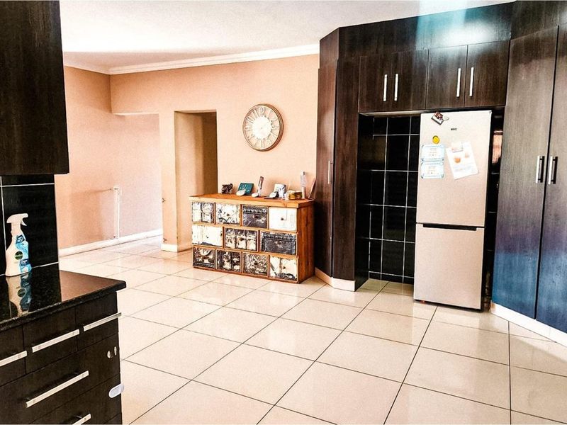 A Prestigious Estate with Luxury Living and No Loadshedding - Photo 2