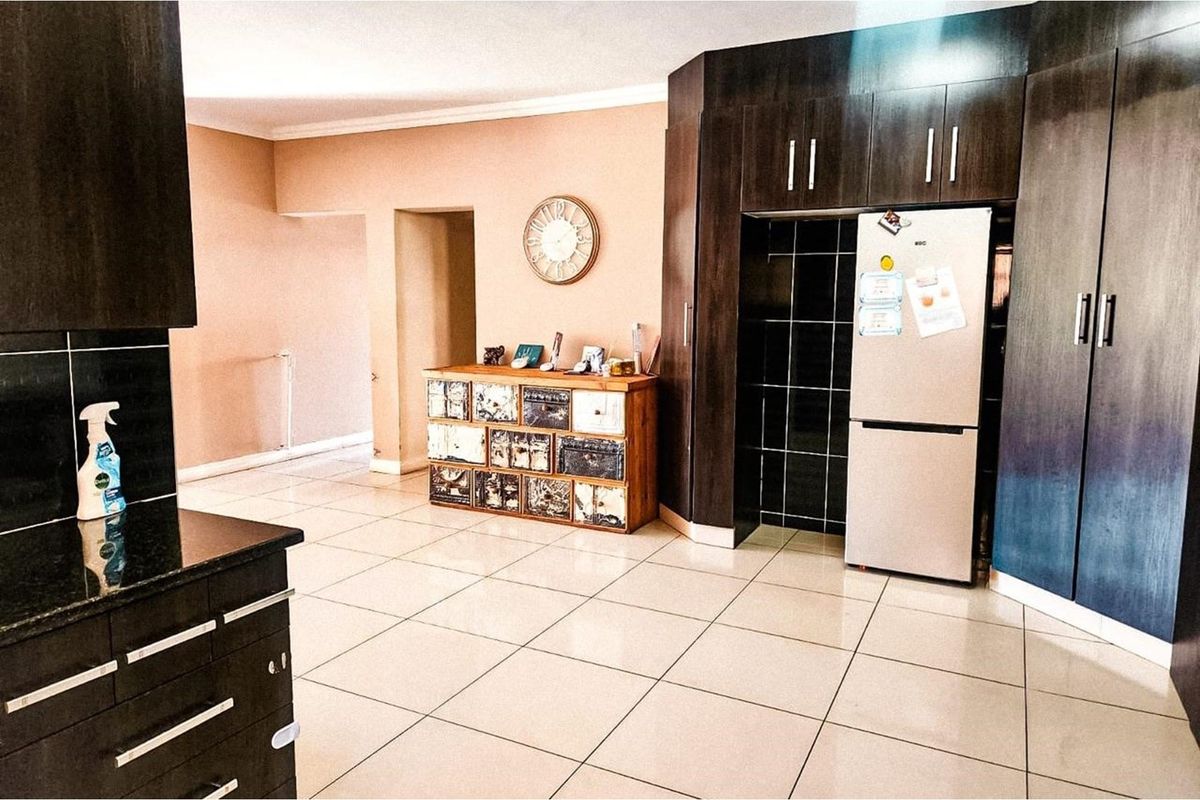 A Prestigious Estate with Luxury Living and No Loadshedding - Photo 2