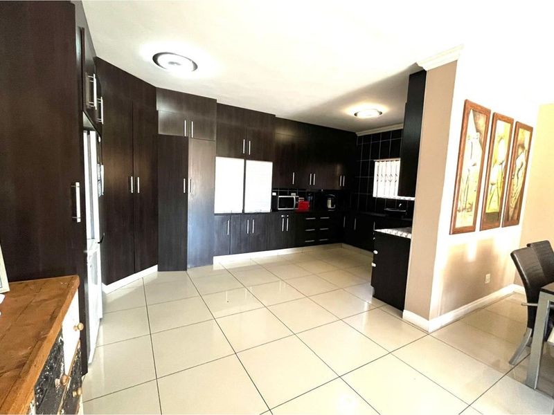 A Prestigious Estate with Luxury Living and No Loadshedding - Photo 4