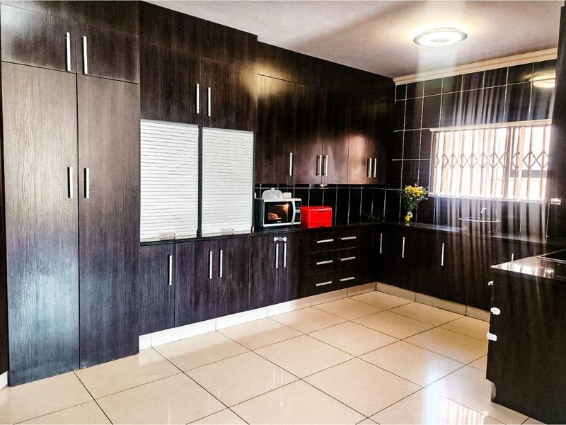 A Prestigious Estate with Luxury Living and No Loadshedding - Photo 3